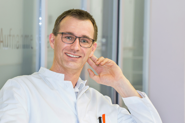 Dr. Bernd Krieg, Chefarzt der Orthopädie, Unfall-, Hand- und Wirbelsäulenchirurgie am Klinikum Altmühlfranken Gunzenhausen