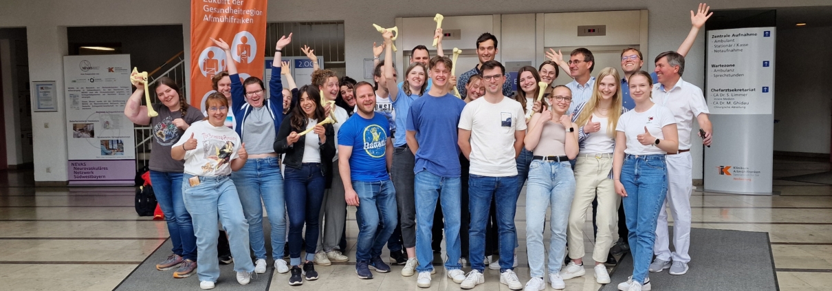 Gruppenbild der Studierenden und der beteiligten Chefärzte des Klinikums Altmühlfranken. Bildnachweis: Johannes Gorkotte, Uniklinikum Erlangen