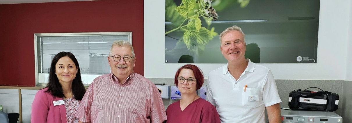 Von links nach rechts: Christina Schraub, Leiterin Unternehmensentwicklung, -strategie und Digitalisierung, Gerhard Wägemann, Vorstandsvorsitzender des Fördervereins Klinikum Altmühlfranken e.V., Diana Sauber, Pflegefachkraft der Anästhesie, sowie Chefarzt Dr. Marc Gutsche freuen sich über die optische Aufwertung des OP-Bereichs am Standort Gunzenhausen. Bild: Klinikum Altmühlfranken, Mara Wolff