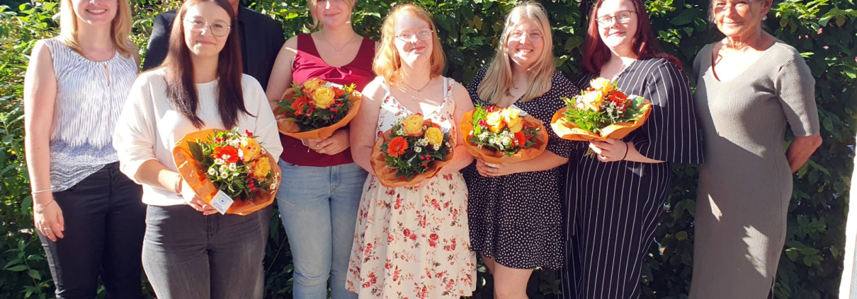 Unser Bild zeigt (von links nach rechts): Janina Zuckermeier, Sofia Weigl, Christoph Schneidewin, Julia Bauer, Simone Ottmann, Jana Neefischer, Lara Loy, Inge Huber